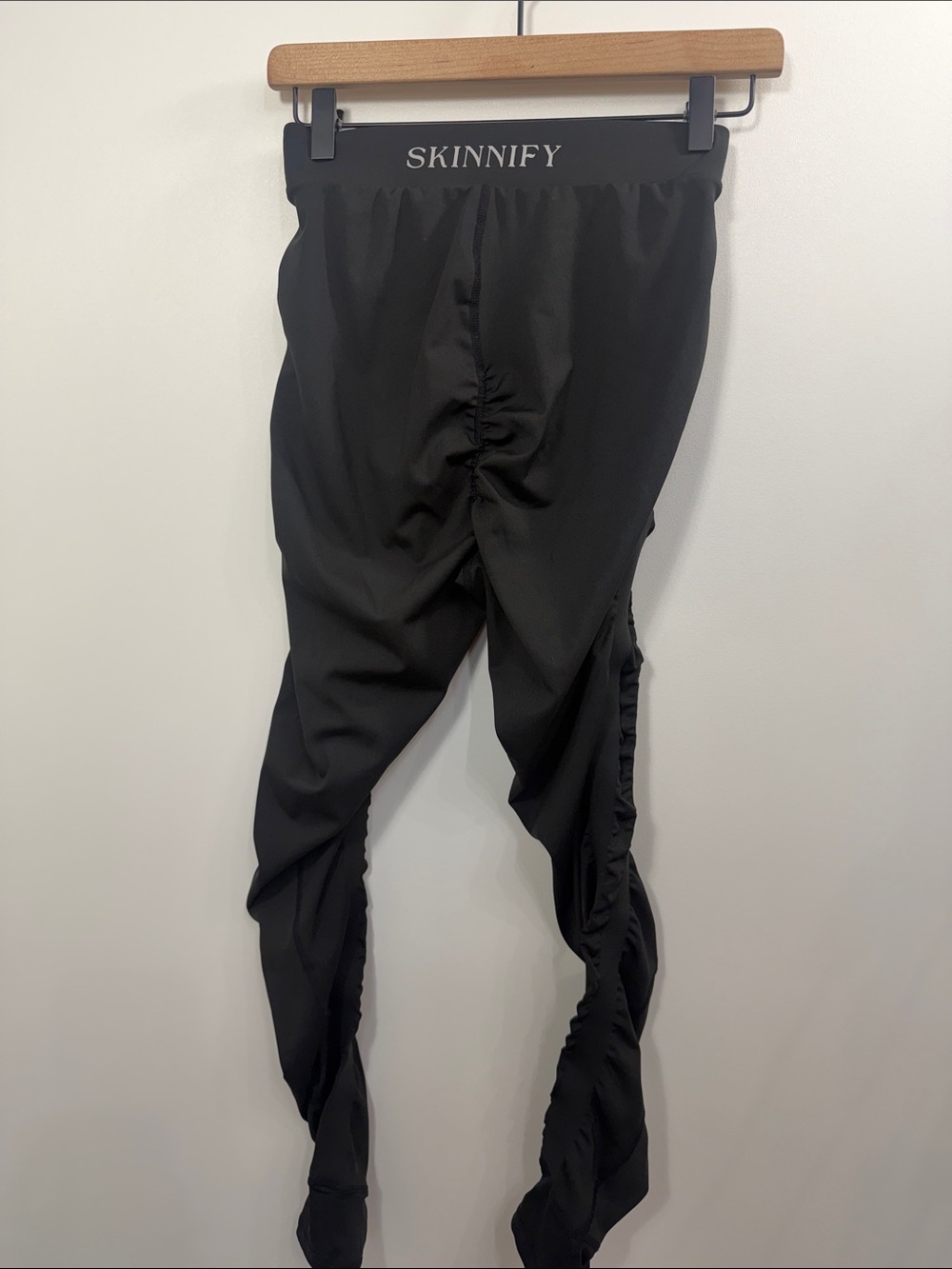 Skinnify black resistance band leggings size medium.